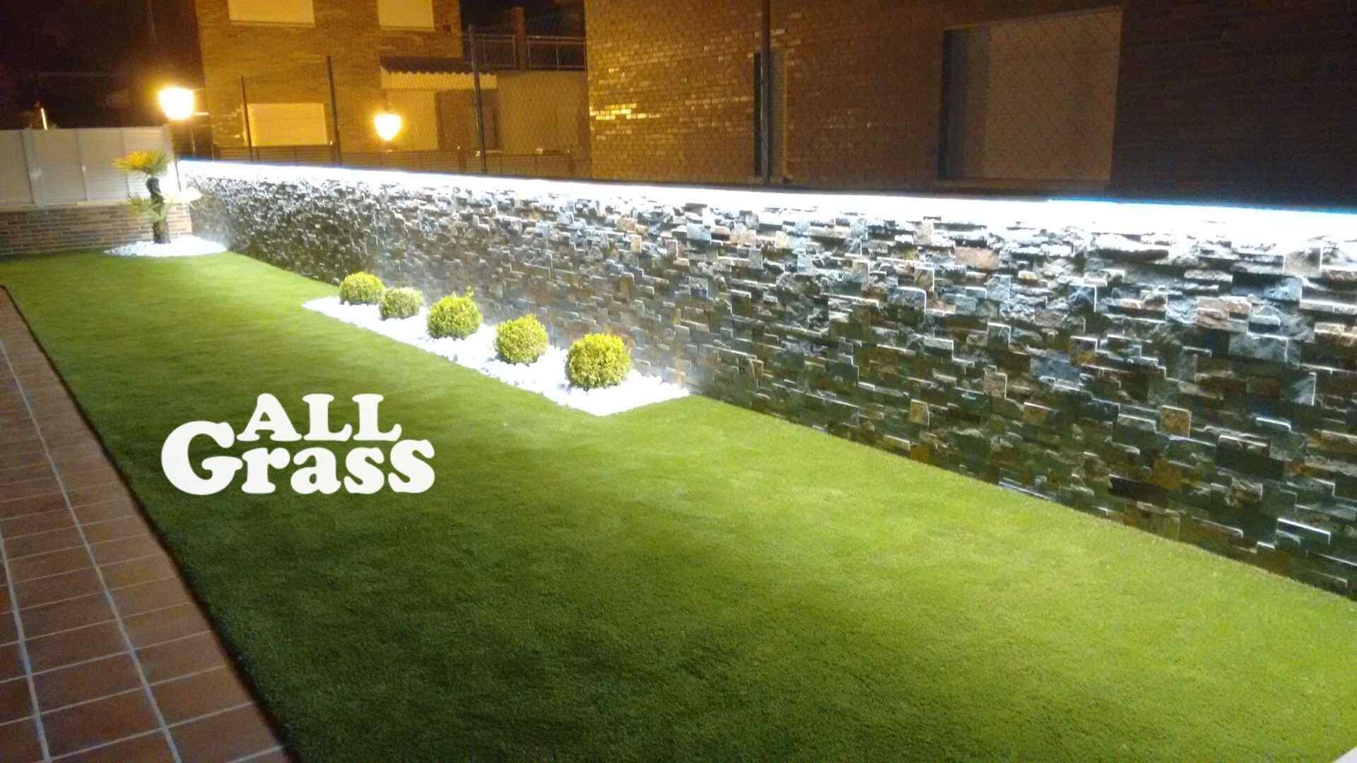 Cómo combinar el césped artificial en tu terraza o jardín