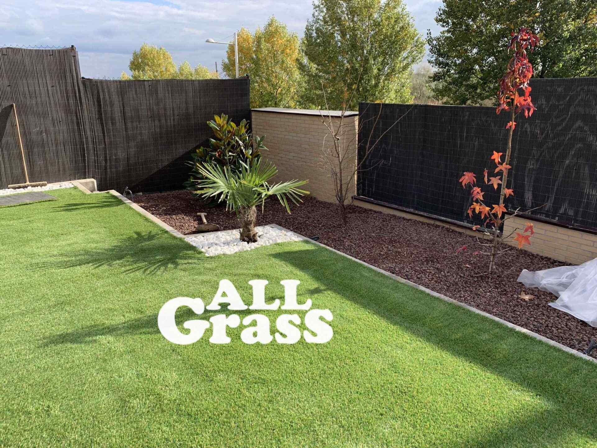 El césped artificial te ayudará a transformar el patio o la terraza: quince  alfombras de hierba sintética